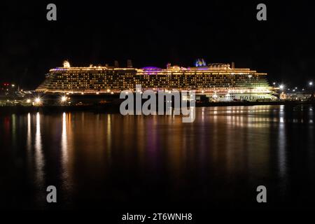 Das MV Ventura Kreuzfahrtschiff der P&O Cruises Flotte legte nachts in Southampton, Hampshire, England, Großbritannien an, mit Lichtern und Reflexen im Meer Stockfoto