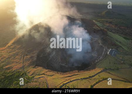 Masaya aktiver Vulkankrater über der Landschaft mit Blick auf die Drohne Stockfoto