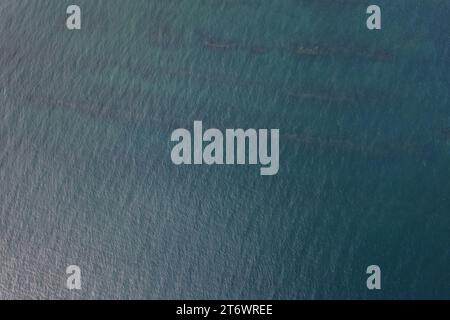 Blaues Meerwasser mit Unterwasserfelsen über dem Dach Stockfoto
