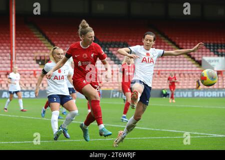 London, England, 12. November 2023: Yana Daniëls (20 Liverpool) gibt beim FA Women's Super League Spiel zwischen Tottenham Hotspur und Liverpool an der Brisbane Road in London (Alexander Canillas/SPP) den Ball frei Stockfoto