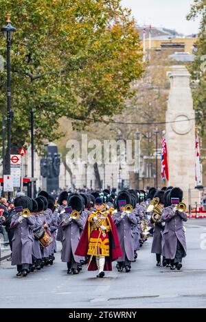 London, Großbritannien. November 2023. Die Ehrengarde der Irish Guards ist praktisch der letzte, der abreist - Veteranen und andere Gruppen ziehen am Cenotaph vorbei und verlassen Whitehall - Eine regnerische Gedenkfeier am sonntag, Kranzlegen und ziehen am Cenotaph, Whitehall, London vorbei. Guy Bell/Alamy Live News Stockfoto