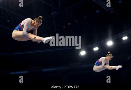 Die britische Isabelle Songhurst und Bryony Page treten am vierten Tag der FIG-Trampolin-Weltmeisterschaft 2023 in der Utilita Arena in Birmingham im Synchronfinale der Frauen an. Bilddatum: Sonntag, 12. November 2023. Stockfoto