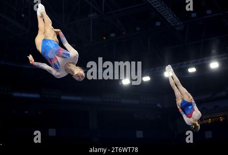 Die britische Isabelle Songhurst und Bryony Page treten am vierten Tag der FIG-Trampolin-Weltmeisterschaft 2023 in der Utilita Arena in Birmingham im Synchronfinale der Frauen an. Bilddatum: Sonntag, 12. November 2023. Stockfoto