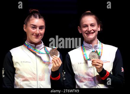 Die Briten Isabelle Songhurst und Bryony Page posieren mit ihren Bronzemedaillen nach dem Synchronfinale der Frauen während des vierten Tages der FIG-Trampolin-Gymnastik-Weltmeisterschaft 2023 in der Utilita Arena in Birmingham. Bilddatum: Sonntag, 12. November 2023. Stockfoto