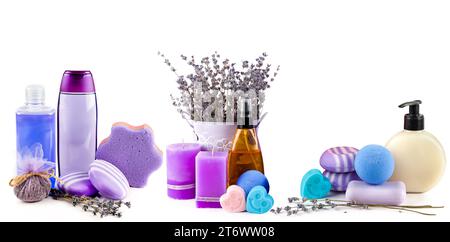 Shampoo, Seife, aromatische Kerzen und andere Dusche- und Spa-Produkte auf weißem Hintergrund. Collage. Breites Foto. Stockfoto