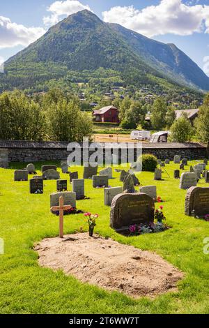 LOM, Norwegen, 25. Juni 2023: Die Lom Stabkirche ist eine der größten und ältesten Stabkirchen Norwegens, die Mitte des 12. Jahrhunderts erbaut wurde. Hier ist der Stockfoto