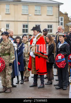 Brentwood, Essex, UK 12. November 2023 Brentwood's Annual Remembrance Day Parade and Service am Kriegsdenkmal an der Kreuzung mit Shenfield Road, wo die Kränze gelegt werden, und zwei Minuten Stille, um unsere Streitkräfte von Vergangenheit und Gegenwart zu unterstützen und an diejenigen zu erinnern, die ihr Leben im Dienst unseres Landes gegeben haben. Credit: Richard Lincoln/Alamy Live News Stockfoto