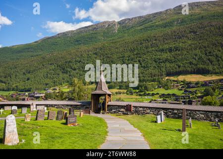 LOM, Norwegen, 25. Juni 2023: Die Lom Stabkirche ist eine der größten und ältesten Stabkirchen Norwegens, die Mitte des 12. Jahrhunderts erbaut wurde. Hier ist der Stockfoto