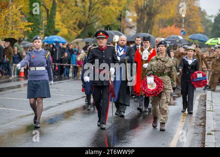 Brentwood, Essex, UK 12. November 2023 Brentwood's Annual Remembrance Day Parade and Service am Kriegsdenkmal an der Kreuzung mit Shenfield Road, wo die Kränze gelegt werden, und zwei Minuten Stille, um unsere Streitkräfte von Vergangenheit und Gegenwart zu unterstützen und an diejenigen zu erinnern, die ihr Leben im Dienst unseres Landes gegeben haben. Credit: Richard Lincoln/Alamy Live News Stockfoto
