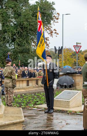 Brentwood, Essex, UK 12. November 2023 Brentwood's Annual Remembrance Day Parade and Service am Kriegsdenkmal an der Kreuzung mit Shenfield Road, wo die Kränze gelegt werden, und zwei Minuten Stille, um unsere Streitkräfte von Vergangenheit und Gegenwart zu unterstützen und an diejenigen zu erinnern, die ihr Leben im Dienst unseres Landes gegeben haben. Credit: Richard Lincoln/Alamy Live News Stockfoto