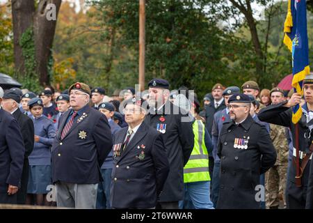 Brentwood, Essex, UK 12. November 2023 Brentwood's Annual Remembrance Day Parade and Service am Kriegsdenkmal an der Kreuzung mit Shenfield Road, wo die Kränze gelegt werden, und zwei Minuten Stille, um unsere Streitkräfte von Vergangenheit und Gegenwart zu unterstützen und an diejenigen zu erinnern, die ihr Leben im Dienst unseres Landes gegeben haben. Credit: Richard Lincoln/Alamy Live News Stockfoto
