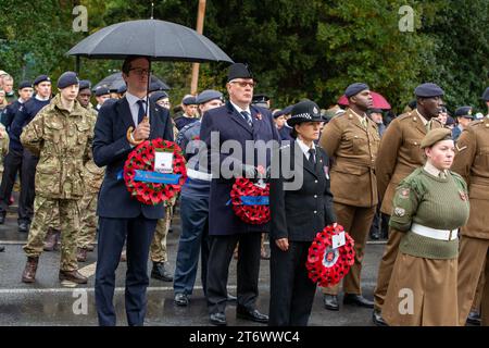 Brentwood, Essex, UK 12. November 2023 Brentwood's Annual Remembrance Day Parade and Service am Kriegsdenkmal an der Kreuzung mit Shenfield Road, wo die Kränze gelegt werden, und zwei Minuten Stille, um unsere Streitkräfte von Vergangenheit und Gegenwart zu unterstützen und an diejenigen zu erinnern, die ihr Leben im Dienst unseres Landes gegeben haben. Credit: Richard Lincoln/Alamy Live News Stockfoto