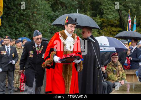 Brentwood, Essex, UK 12. November 2023 Brentwood's Annual Remembrance Day Parade and Service am Kriegsdenkmal an der Kreuzung mit Shenfield Road, wo die Kränze gelegt werden, und zwei Minuten Stille, um unsere Streitkräfte von Vergangenheit und Gegenwart zu unterstützen und an diejenigen zu erinnern, die ihr Leben im Dienst unseres Landes gegeben haben. Credit: Richard Lincoln/Alamy Live News Stockfoto