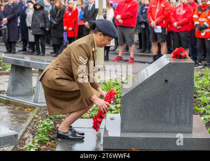 Brentwood, Essex, UK 12. November 2023 Brentwood's Annual Remembrance Day Parade and Service am Kriegsdenkmal an der Kreuzung mit Shenfield Road, wo die Kränze gelegt werden, und zwei Minuten Stille, um unsere Streitkräfte von Vergangenheit und Gegenwart zu unterstützen und an diejenigen zu erinnern, die ihr Leben im Dienst unseres Landes gegeben haben. Credit: Richard Lincoln/Alamy Live News Stockfoto