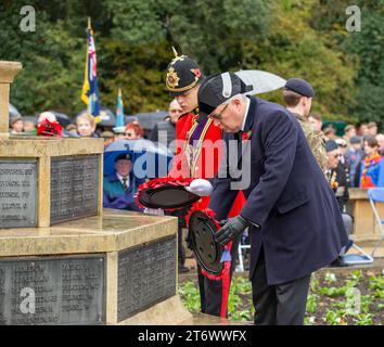 Brentwood, Essex, UK 12. November 2023 Brentwood's Annual Remembrance Day Parade and Service am Kriegsdenkmal an der Kreuzung mit Shenfield Road, wo die Kränze gelegt werden, und zwei Minuten Stille, um unsere Streitkräfte von Vergangenheit und Gegenwart zu unterstützen und an diejenigen zu erinnern, die ihr Leben im Dienst unseres Landes gegeben haben. Credit: Richard Lincoln/Alamy Live News Stockfoto