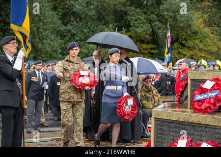 Brentwood, Essex, UK 12. November 2023 Brentwood's Annual Remembrance Day Parade and Service am Kriegsdenkmal an der Kreuzung mit Shenfield Road, wo die Kränze gelegt werden, und zwei Minuten Stille, um unsere Streitkräfte von Vergangenheit und Gegenwart zu unterstützen und an diejenigen zu erinnern, die ihr Leben im Dienst unseres Landes gegeben haben. Credit: Richard Lincoln/Alamy Live News Stockfoto