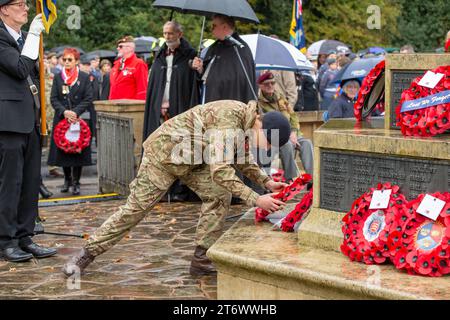Brentwood, Essex, UK 12. November 2023 Brentwood's Annual Remembrance Day Parade and Service am Kriegsdenkmal an der Kreuzung mit Shenfield Road, wo die Kränze gelegt werden, und zwei Minuten Stille, um unsere Streitkräfte von Vergangenheit und Gegenwart zu unterstützen und an diejenigen zu erinnern, die ihr Leben im Dienst unseres Landes gegeben haben. Credit: Richard Lincoln/Alamy Live News Stockfoto