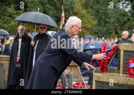 Brentwood, Essex, UK 12. November 2023 Brentwood's Annual Remembrance Day Parade and Service am Kriegsdenkmal an der Kreuzung mit Shenfield Road, wo die Kränze gelegt werden, und zwei Minuten Stille, um unsere Streitkräfte von Vergangenheit und Gegenwart zu unterstützen und an diejenigen zu erinnern, die ihr Leben im Dienst unseres Landes gegeben haben. Credit: Richard Lincoln/Alamy Live News Stockfoto