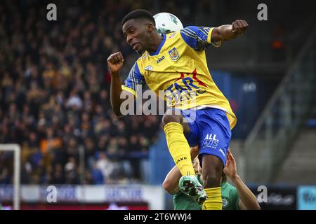 Beverens Ajobade Taofeek Ismaheel wurde während eines Fußballspiels zwischen SK Beveren und Lommel SK am Sonntag, den 12. November 2023, in Beveren-Waas, am 12/30. Tag der zweiten Liga der Challenger Pro League 2023-2024 in der belgischen Meisterschaft gezeigt. BELGA FOTO DAVID PINTENS Stockfoto