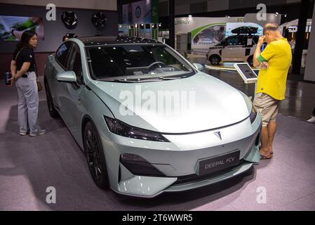 Besucher besichtigen während der Green Technology Expo 2023 im Bangkok International Trade and Exhibition Center (BITEC) ein Deepal FCV-Auto. Stockfoto