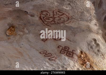 Petroglyphen an der Decke der Fontein-Höhle, Aruba. Gezeichnet von Arawak-indianern, vor etwa 2500-3000 Jahren. Stockfoto