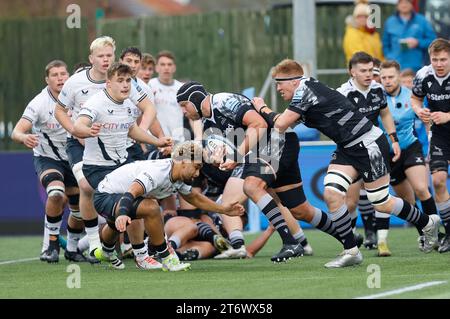 Sebastian de Chaves von Newcastle Falcons fährt für die Strecke, um den Auftakt während des Gallagher Premiership-Spiels zwischen Newcastle Falcons und Saracens im Kingston Park, Newcastle am Sonntag, den 12. November 2023, zu erzielen. (Foto: Chris Lishman | MI News) Stockfoto
