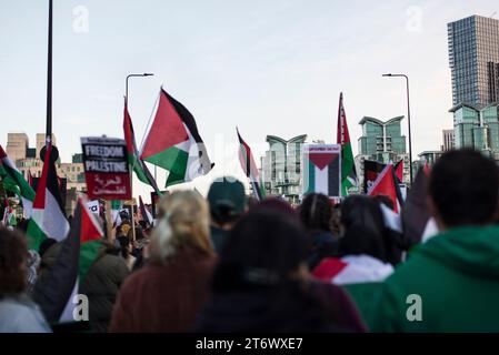 National March for Palestine, London, UK, 11. November 2023. Mehr als 300.000 Menschen marschieren in London, um ihre Solidarität mit dem Volk von Gaza zu zeigen und jetzt, an einem Tag, der mit der nationalen Feier des Waffenstillstands zusammenfällt, um das Ende des Ersten Weltkriegs und all jener, die im Konflikt verloren sind, einen Waffenstillstand zu fordern. Es gab Kontroversen über die Polizei der Veranstaltung, nachdem Innenministerin Suella Braverman behauptete, dass die Metropolitan Police solche Ereignisse mit Vorurteilen überwacht habe. Nach einem weitgehend friedlichen Protest gab es während der Demonstration angeblich 126 Verhaftungen, die meisten von rechts- Stockfoto