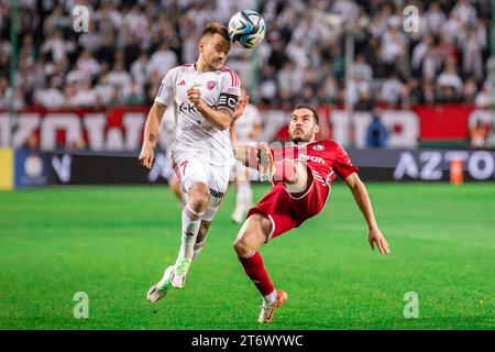 Fran Tudor (L) von Rakow und Yuri Ribeiro (R) von Legia werden während des Polnischen PKO Ekstraklasa League-Spiels zwischen Legia Warszawa und Rakow Czestochowa im Marschall Jozef Pilsudski Legia Warschau Municipal Stadium gesehen. Endpunktzahl: Legia Warszawa 1:2 Rakow Tschenstochau. (Foto: Mikolaj Barbanell / SOPA Images/SIPA USA) Stockfoto