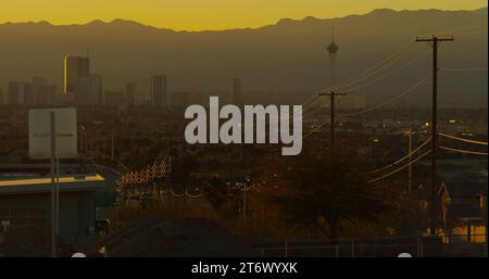 Unkonventioneller Blick auf die Skyline von Las Vegas, von der Ostseite aus gesehen und von der Abendsonne hinterleuchtet. Stockfoto