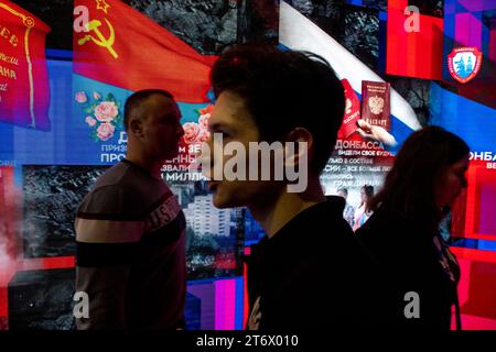 Moskau, Russland. November 2023. Besucher werden an einem Stand der Volksrepublik Donezk während der internationalen Ausstellung und des Forums der Russischen Expo im VDNKh-Ausstellungszentrum in Moskau, Russland, gesehen Stockfoto