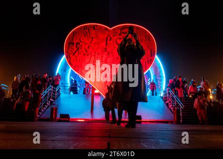 Moskau, Russland. November 2023. Besucher werden im VDNKh Messezentrum, dem Veranstaltungsort der internationalen Ausstellung und des Forums der Russia Expo, in Moskau, Russland, gesehen Stockfoto