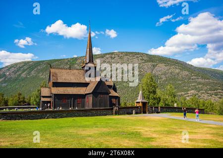 LOM, Norwegen, 25. Juni 2023: Die Lom Stabkirche ist eine der größten und ältesten Stabkirchen Norwegens, erbaut in der Mitte des 12. Jahrhunderts Stockfoto