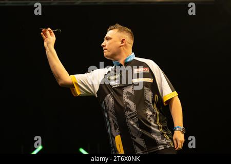 Wolverhampton, Großbritannien. November 2023, WV Active, Aldersley, Wolverhampton, England; 2023 PDC Grand Slam of Darts, 2. Tag Nachmittagssitzung; Chris Dobey Credit: Action Plus Sports Images/Alamy Live News Stockfoto