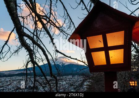 Shimoyoshida, Japan - 27. Dezember 2019. Traditionelle japanische Laternen, die den fuji beleuchten. Stockfoto