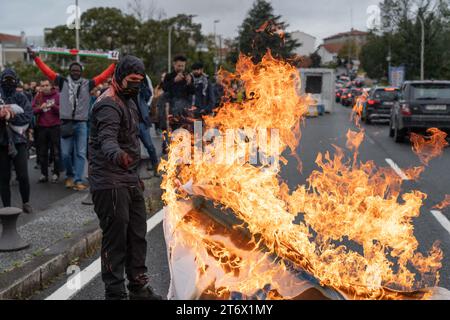 Kapuzenmenschen haben eine Flagge Israels auf der Brücke zwischen Spanien und Frankreich verbrannt. Die Demonstration begann in Hendaye, Frankreich, und endete in Irun, Spanien. Die beiden Städte sind durch eine Brücke getrennt, die einen Fluss überquert, und dort fanden die Zwischenfälle mit der Polizei (auf französischer Seite) statt. Die beiden Grenzstädte sind durch einen Fluss getrennt. Stockfoto