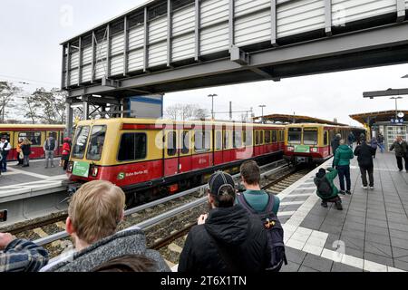 S-Bahn 485 geht in den Ruhestand Menschen verabschiedet am 12. November 2023 offiziell die letzten S-Bahnzüge der Baureihe 485, genannt auch Coladose, im Bahnhof Schöneweide in den Ruhestand. Berlin Berlin Deutschland  JK14042 *** S-Bahn 485 geht in Ruhestand die letzten S-Bahn-Züge der Baureihe 485, auch bekannt als Coladose, verabschieden sich am 12. November 2023 Berlin Berlin Deutschland JK14042 am Bahnhof Schöneweide Stockfoto