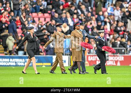 Onton, England am 12. November 2023. Mitglieder der bewaffneten Streitkräfte gedenken den Waffenstillstandstag während des FA Women's Super League-Spiels zwischen Spurs Women und Liverpool Women in der Brisbane Road, London, England am 12. November 2023. Foto von Phil Hutchinson. Nur redaktionelle Verwendung, Lizenz für kommerzielle Nutzung erforderlich. Keine Verwendung bei Wetten, Spielen oder Publikationen eines einzelnen Clubs/einer Liga/eines Spielers. Quelle: UK Sports Pics Ltd/Alamy Live News Stockfoto