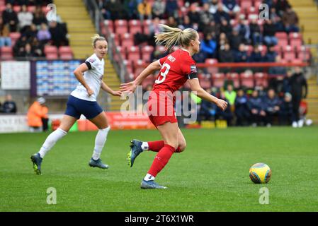 Onton, England am 12. November 2023. Gemma Bonner von Liverpool Women bringt am 12. November 2023 beim FA Women's Super League-Spiel zwischen den Spurs Women und Liverpool Women in der Brisbane Road in London, England, den Ball nach vorne. Foto von Phil Hutchinson. Nur redaktionelle Verwendung, Lizenz für kommerzielle Nutzung erforderlich. Keine Verwendung bei Wetten, Spielen oder Publikationen eines einzelnen Clubs/einer Liga/eines Spielers. Quelle: UK Sports Pics Ltd/Alamy Live News Stockfoto