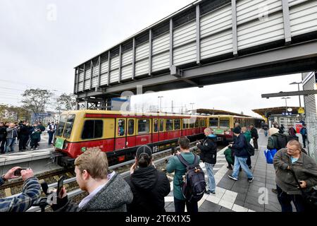 S-Bahn 485 geht in den Ruhestand Menschen verabschiedet am 12. November 2023 offiziell die letzten S-Bahnzüge der Baureihe 485, genannt auch Coladose, im Bahnhof Schöneweide in den Ruhestand. Berlin Berlin Deutschland  JK14054 *** S-Bahn 485 geht in Ruhestand die letzten S-Bahn-Züge der Baureihe 485, auch bekannt als Coladose, verabschieden sich am 12. November 2023 am Bahnhof Schöneweide Berlin Berlin Deutschland JK14054 Stockfoto