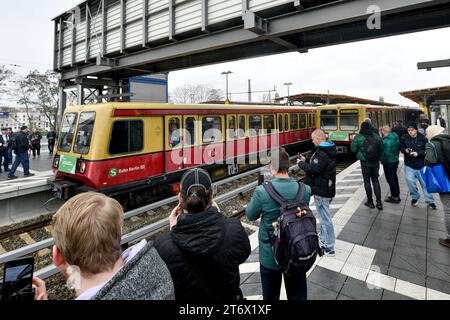 S-Bahn 485 geht in den Ruhestand Menschen verabschiedet am 12. November 2023 offiziell die letzten S-Bahnzüge der Baureihe 485, genannt auch Coladose, im Bahnhof Schöneweide in den Ruhestand. Berlin Berlin Deutschland  JK14047 *** S-Bahn 485 geht in Ruhestand am 12. November 2023 Berlin Berlin Deutschland JK14047 verabschieden sich offiziell von den letzten S-Bahn-Zügen der Baureihe 485, auch bekannt als Coladose, am Bahnhof Schöneweide Stockfoto