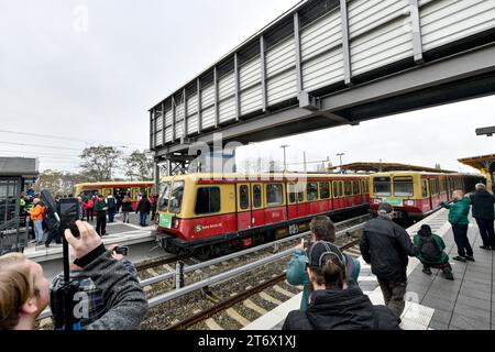 S-Bahn 485 geht in den Ruhestand Menschen verabschiedet am 12. November 2023 offiziell die letzten S-Bahnzüge der Baureihe 485, genannt auch Coladose, im Bahnhof Schöneweide in den Ruhestand. Berlin Berlin Deutschland  JK14031 *** S-Bahn 485 geht in Ruhestand die letzten S-Bahn-Züge der Baureihe 485, auch bekannt als Coladose, verabschieden sich am 12. November 2023 am Bahnhof Schöneweide Berlin Berlin Deutschland JK14031 Stockfoto