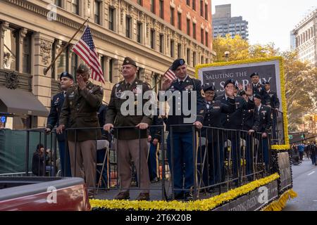 NEW YORK, NEW YORK – 11. NOVEMBER: Mitglieder des Militärs nehmen an der jährlichen Veterans Day Parade am 11. November 2023 in New York Teil. Hunderte von Menschen säumten die 5th Avenue, um die größte Veterans Day Parade in den Vereinigten Staaten zu sehen. In diesem Jahr nahmen Veteranen, aktive Soldaten, Polizisten, Feuerwehrleute und Dutzende Schulgruppen an der Parade Teil, die die Männer und Frauen ehrt, die für das Land gedient und geopfert haben. Stockfoto