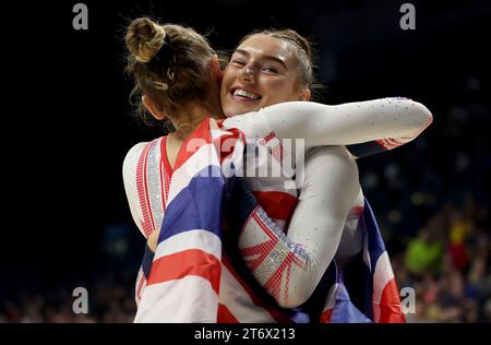 Die britische Isabelle Songhurst und Bryony Page folgten dem Finale der Trampolin-Weltmeisterschaft 2023 in der Utilita Arena in Birmingham. Bilddatum: Sonntag, 12. November 2023. Stockfoto