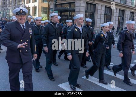 NEW YORK, NEW YORK – 11. NOVEMBER: NAVY Offiziere und Matrosen nehmen an der jährlichen Veterans Day Parade am 11. November 2023 in New York Teil. Hunderte von Menschen säumten die 5th Avenue, um die größte Veterans Day Parade in den Vereinigten Staaten zu sehen. In diesem Jahr nahmen Veteranen, aktive Soldaten, Polizisten, Feuerwehrleute und Dutzende Schulgruppen an der Parade Teil, die die Männer und Frauen ehrt, die für das Land gedient und geopfert haben. Stockfoto