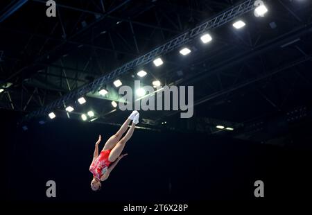 Die Chinesin Xueying Zhu tritt am vierten Tag der FIG-Trampolin-Turn-Weltmeisterschaft 2023 in der Utilita Arena in Birmingham an. Bilddatum: Sonntag, 12. November 2023. Stockfoto