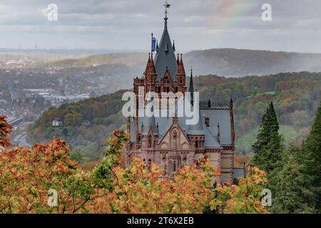 REKORDDATUM NICHT ANGEGEBEN Drachenburg in Königswinter im Herbst Blick vom Drachenfels auf die Drachenburg. Die Laubbäume des Siebengebirges sind herbstlich bunt gefärbt. Königswinter, Nordrhein-Westfalen, Deutschland, 06.11.2023 *** Drachenburg in Königswinter im Herbst Ansicht von Drachenfels zur Drachenburg die Laubbäume des Siebengebirges sind im Herbst gefärbt Königswinter, Nordrhein-Westfalen, Deutschland, 06 11 2023 Copyright: JOKER/HadyxKhandani JOKER231106531012 Stockfoto