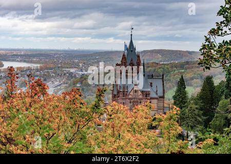 REKORDDATUM NICHT ANGEGEBEN Drachenburg in Königswinter im Herbst Blick vom Drachenfels auf die Drachenburg und den Rhein. Die Laubbäume des Siebengebirges sind herbstlich bunt gefärbt. Königswinter, Nordrhein-Westfalen, Deutschland, 06.11.2023 *** Drachenburg in Königswinter im Herbst Ansicht von Drachenfels zur Drachenburg und zum Rhein die Laubbäume des Siebengebirges sind im Herbst gefärbt Königswinter, Nordrhein-Westfalen, Deutschland, 06 11 2023 Copyright: JOKER/HadyxKhandani JOKER231106531010 Stockfoto