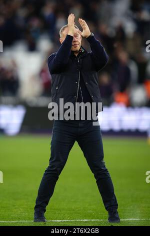 LONDON, UK - 12. November 2023: Nottingham Forest Head Coach Steve Cooper applaudiert den Fans nach dem Premier League Spiel zwischen West Ham United und Nottingham Forest im London Stadium (Credit: Craig Mercer/ Alamy Live News) Stockfoto