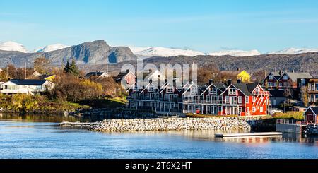 Bronnoysund Blick auf die Gemeinde Bronnoysund an der norwegischen Küste. Bronnoysund, Norwegen, 19.10.2023 *** Bronnoysund Blick auf die Gemeinde Bronnoysund an der norwegischen Küste Bronnoysund, Norwegen, 19 10 2023 Stockfoto