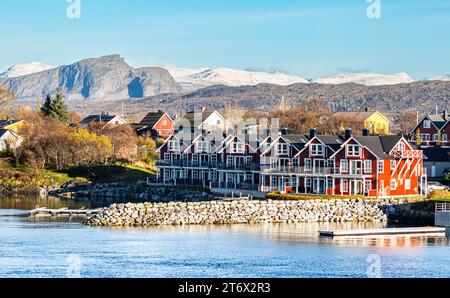 Bronnoysund Blick auf die Gemeinde Bronnoysund an der norwegischen Küste. Bronnoysund, Norwegen, 19.10.2023 *** Bronnoysund Blick auf die Gemeinde Bronnoysund an der norwegischen Küste Bronnoysund, Norwegen, 19 10 2023 Stockfoto